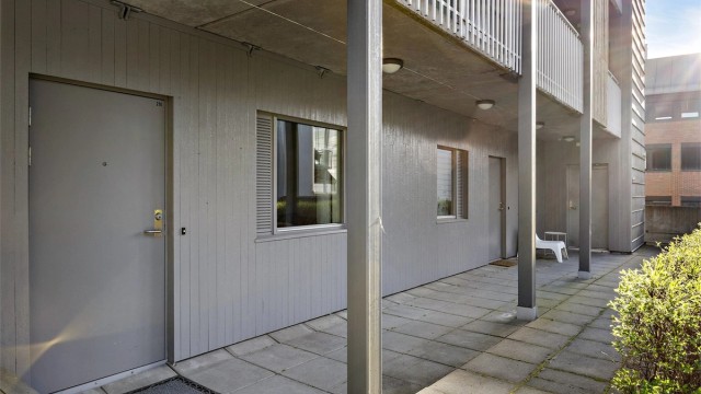 Leiligheten har egen inngang, og adkomst via felles trappegang med callinganlegg, elektrisk døråpner og heis.