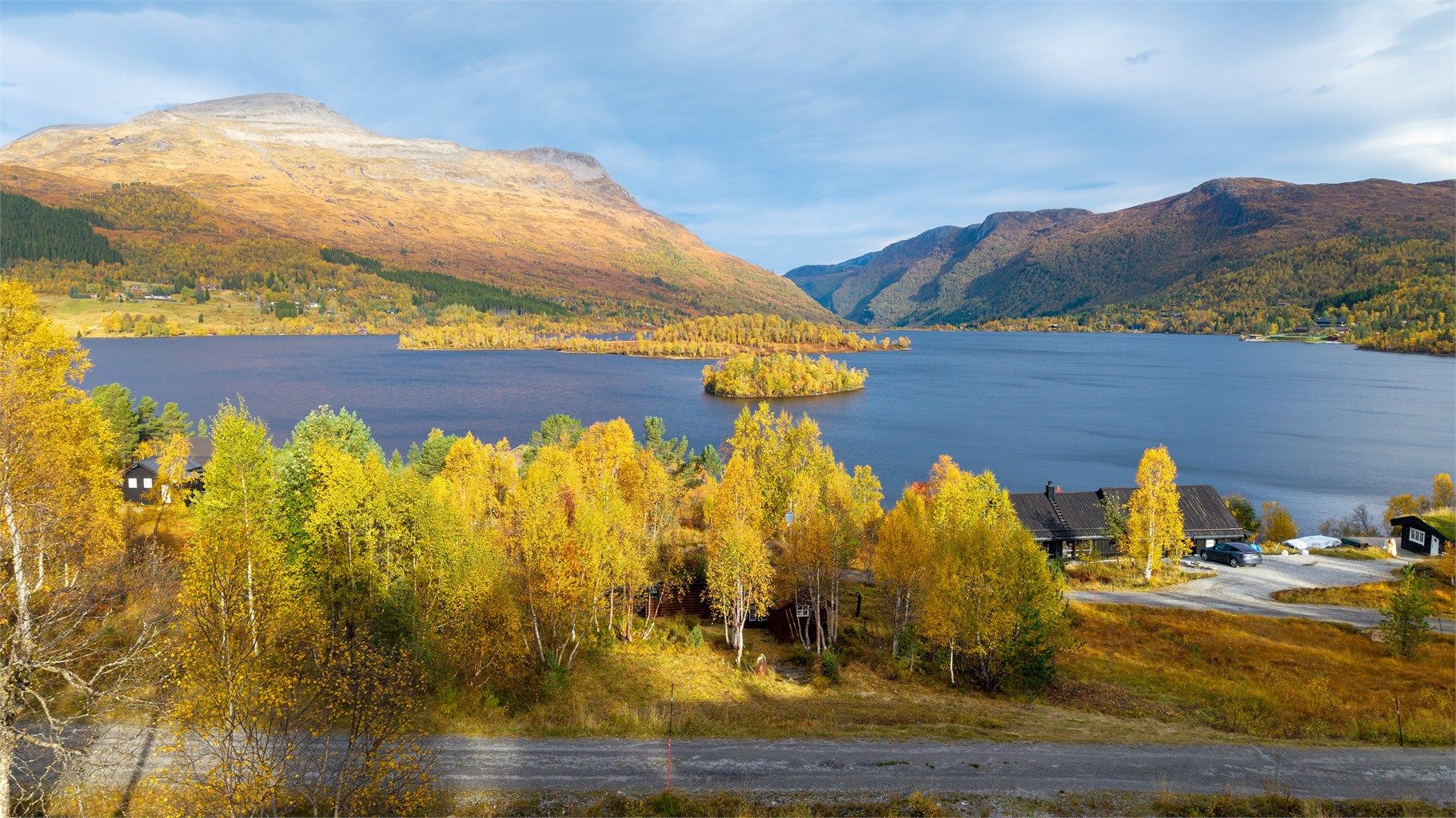 Nysætervannet med Fausateighornet og Auskjeret i bakgrunnen.