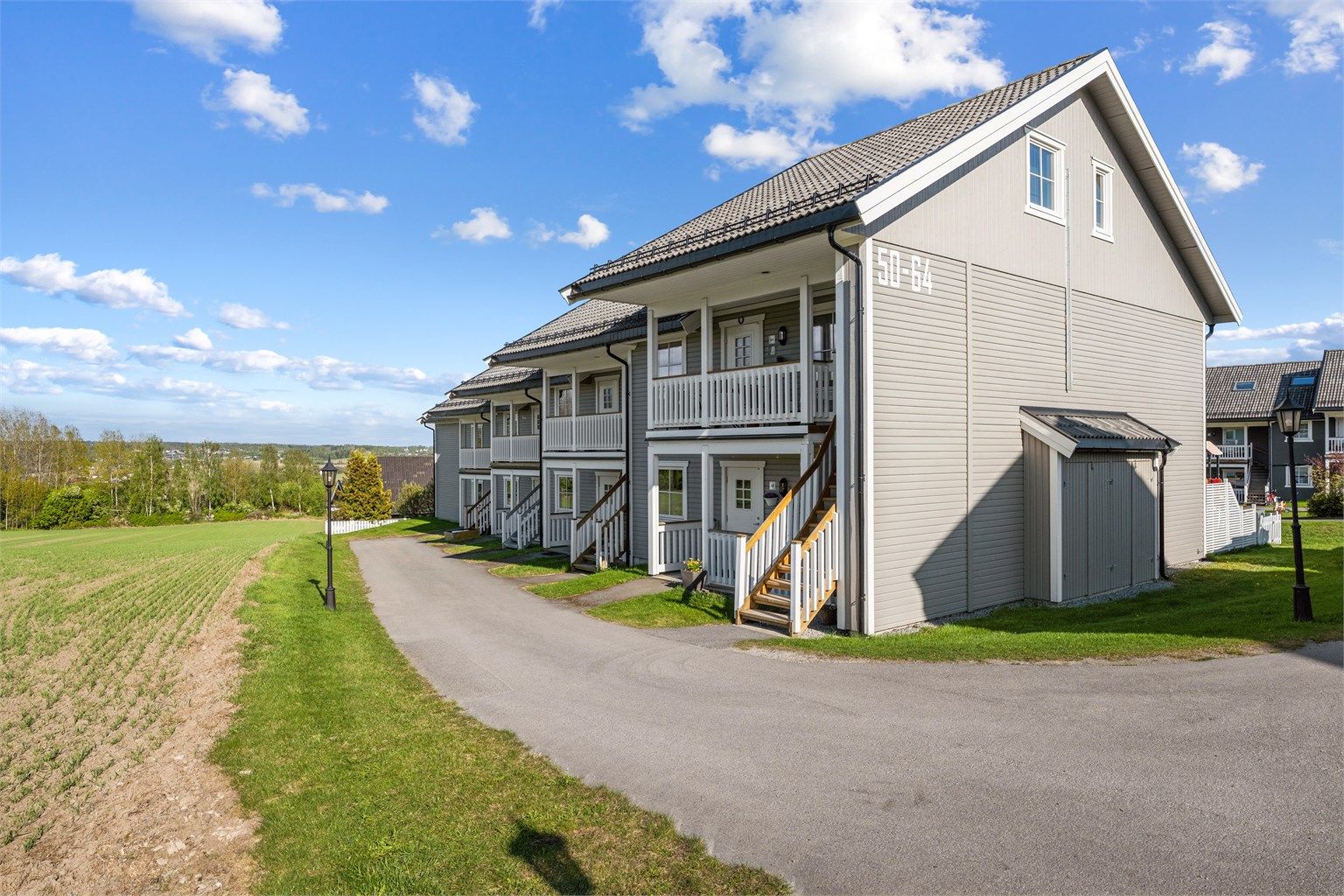 Velkommen til Østlia 56! Innbydende og lettstelt 3-roms leilighet beliggende i et etablert boligområde ved Klukhagan.