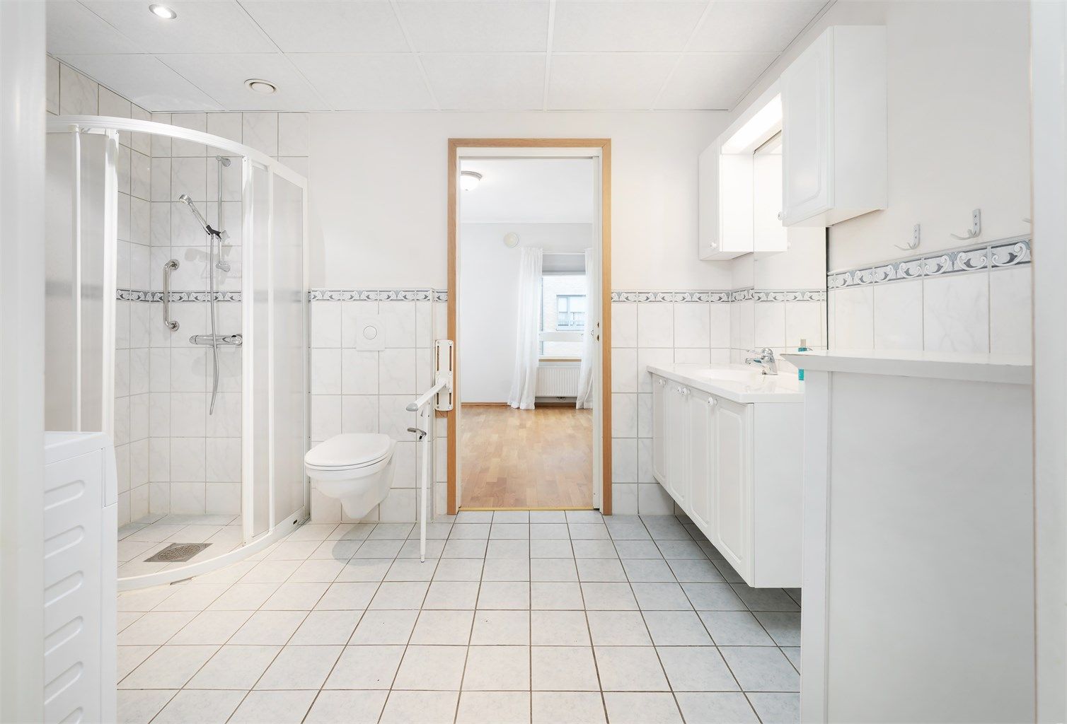 Stort bad med elektriske varmekabler i gulvet for ekstra komfort.