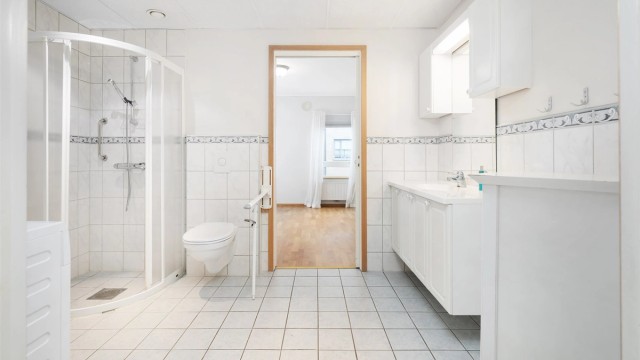 Stort bad med elektriske varmekabler i gulvet for ekstra komfort.