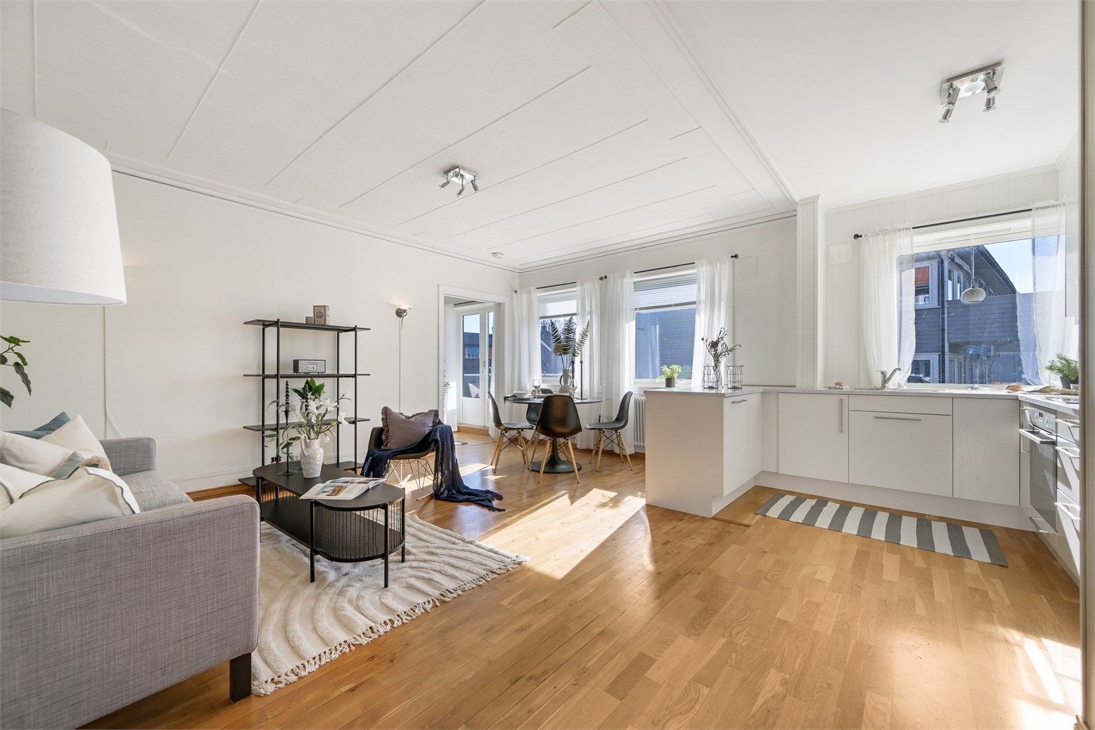 Leiligheten har en hyggelig åpen stue/kjøkkenløsning, soverom med en lun og solfylt balkong og et delikat bad fra 2019.