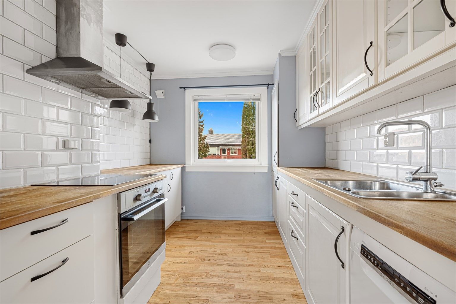 Det er nyere kjøkkeninnredning type med malte glatte fronter og laminert benkeplate. Det er integrert platetopp, stekeovn og plass for frittstående oppvaskmaskin og kjøl/fryseskap i innredningen. 