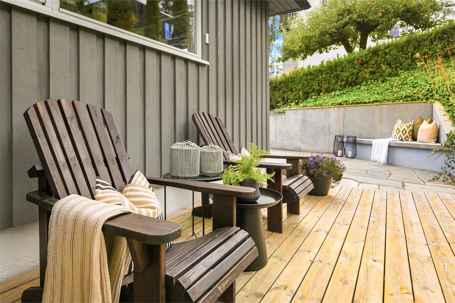 Platting med sitteplass i forlengelsen av terrassen.