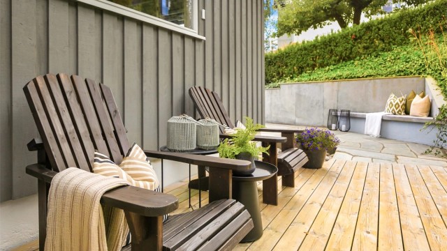 Platting med sitteplass i forlengelsen av terrassen.