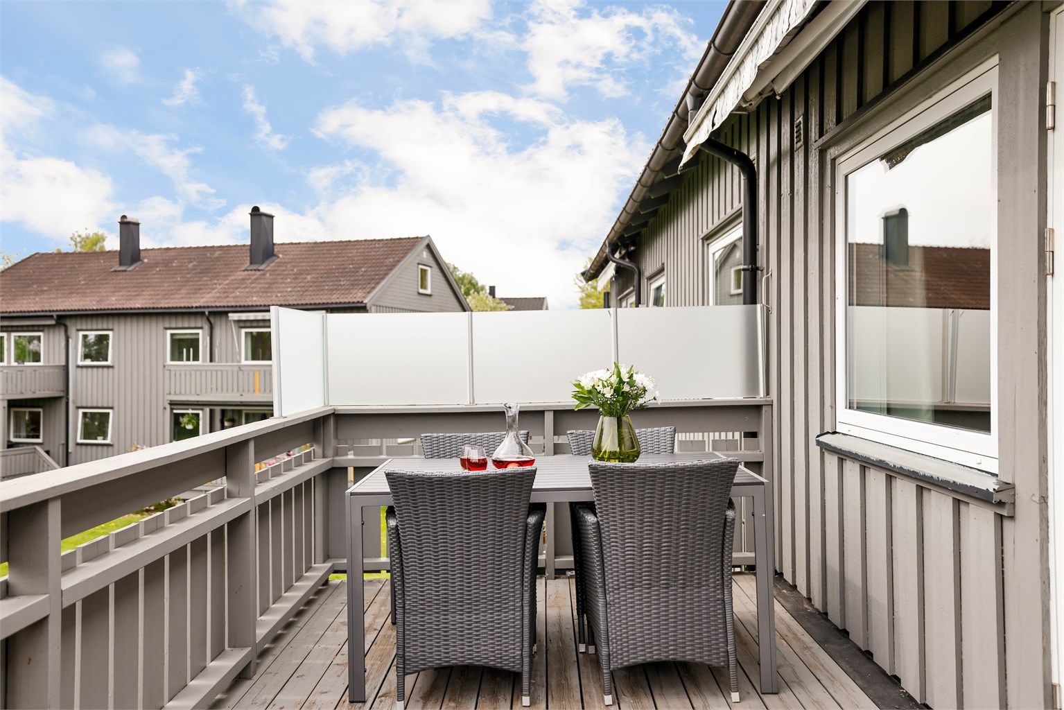 Midtsommers er det sol på balkongen allerede fra rundt kl. 09 og helt frem til rundt kl. 21.