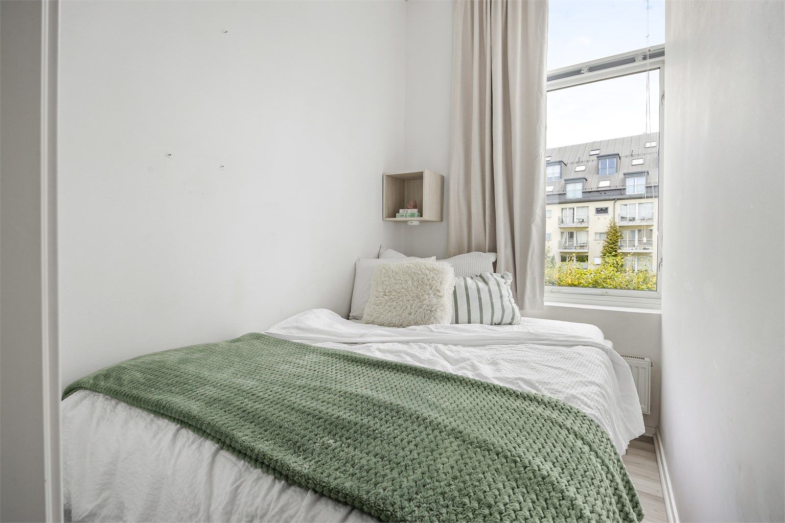 Eget soverom med vindu mot den rolige bakgården