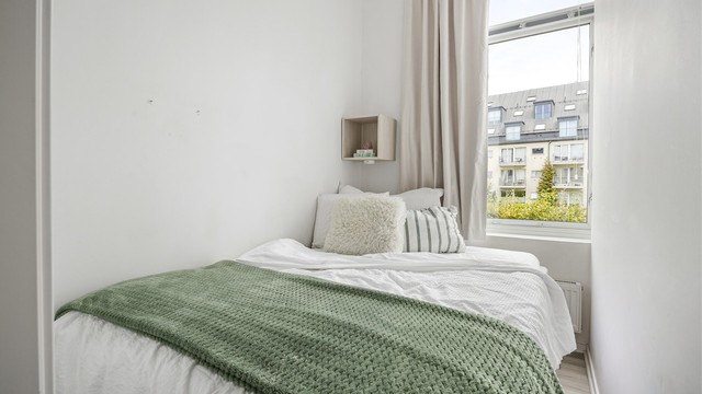 Eget soverom med vindu mot den rolige bakgården