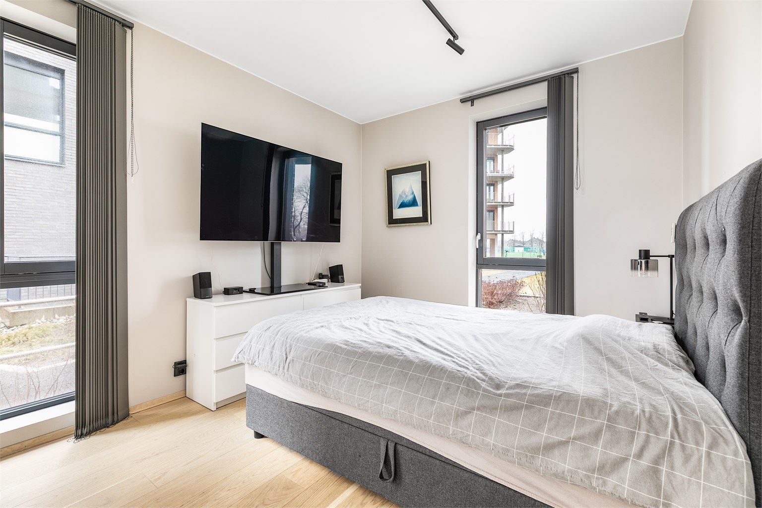 Vertikalstilte vinduer på to sider gir utpreget gode lysforhold også i soverommet.