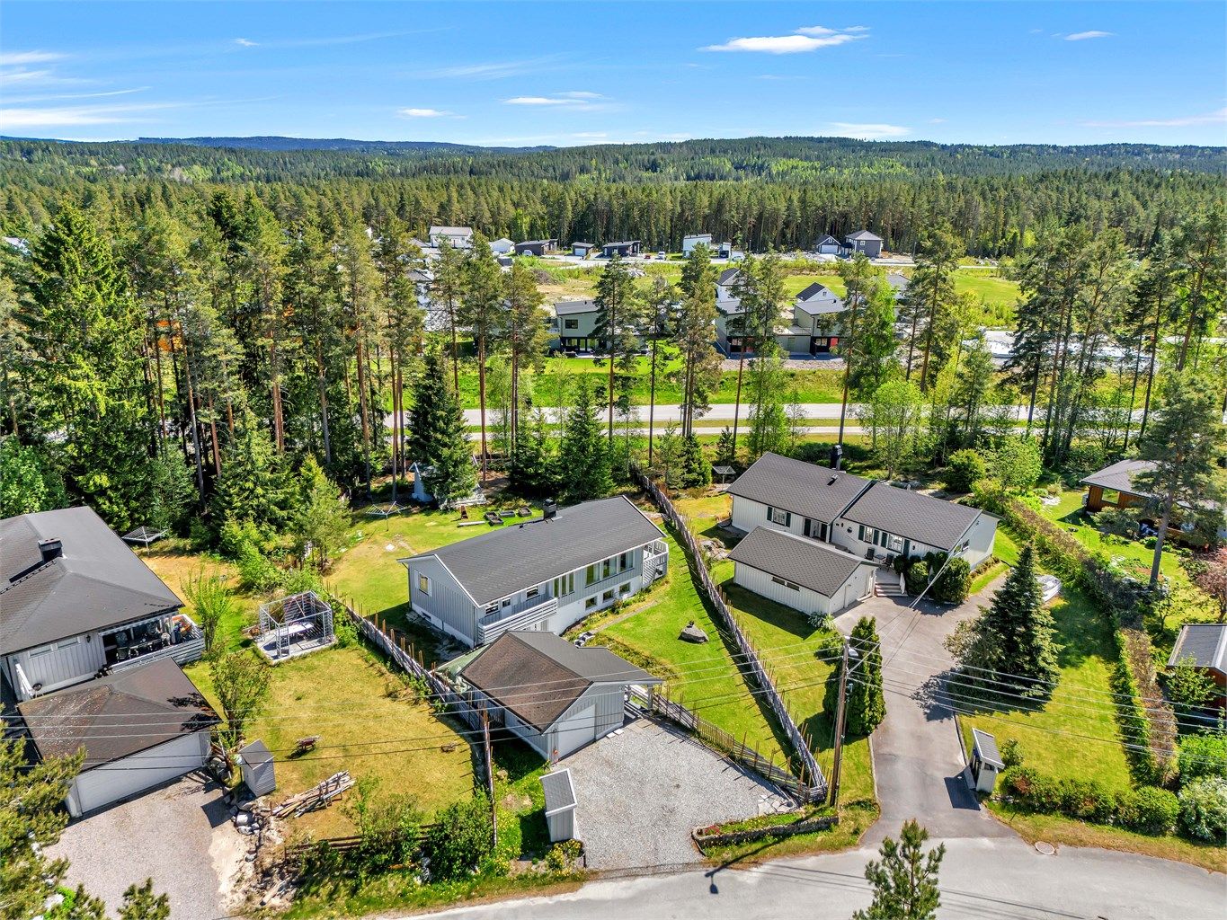 Boligen ligger i et barnevennlig område, med gangavstand til både barneskole, barnehage og bussholdeplass. 