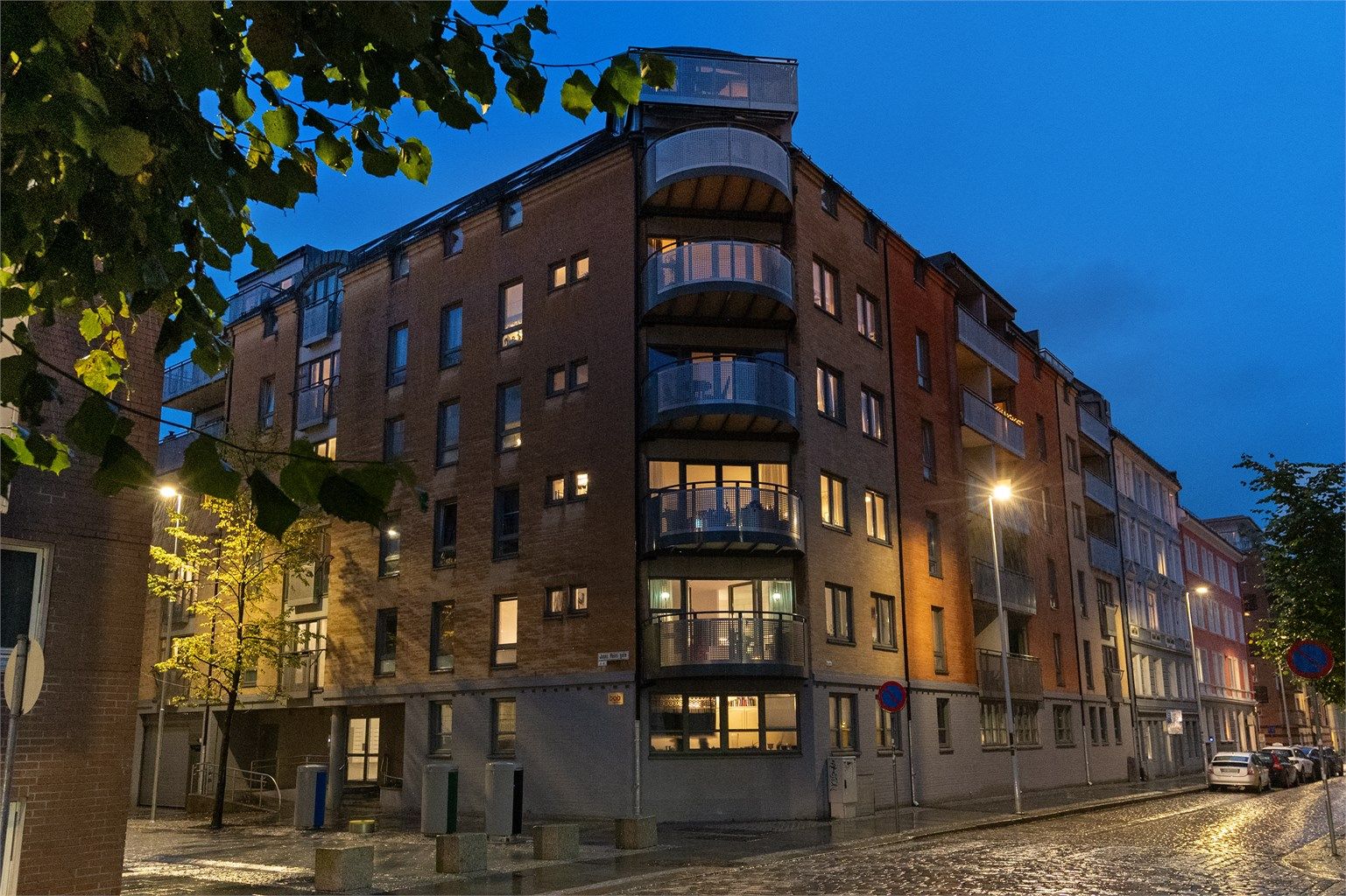 - Bygget ble oppført i 2001 og ligger sentralt til i hjertet av Bergen -