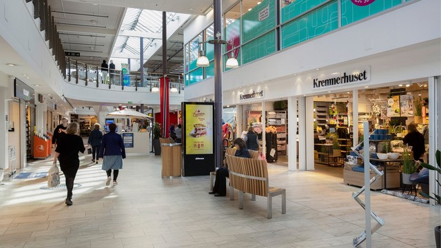 Kjøpesenteret tilbyr alt fra dagligvarer og apotek til spesialbutikker og kaféer.