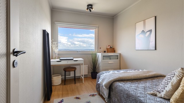Det andre soverommet har inngang fra spisestuen og passer godt som barnerom, gjesterom eller kontor.