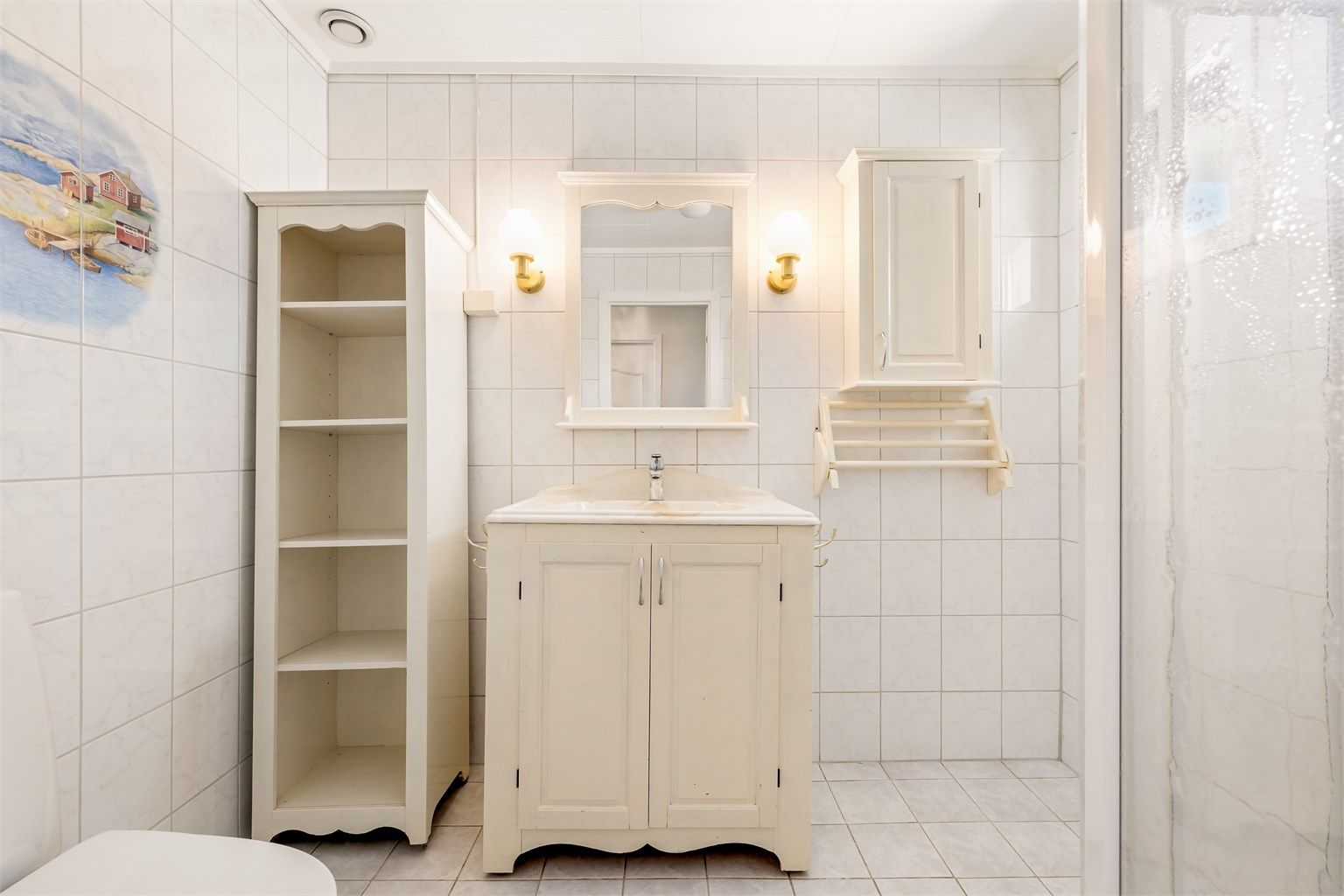 Hovedbad med wc, servant i seksjon og wc.