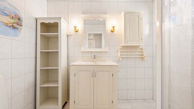 Hovedbad med wc, servant i seksjon og wc.