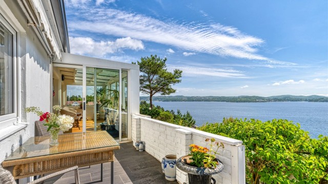 Krogsveen v/Azra Hadzic har gleden av å presentere en sjelden eiendom med spektakulær sjøutsikt og usjenerende beliggenhet.