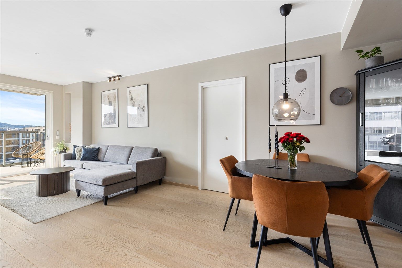 Stuen er romslig og luftig med store vindusflater som slipper inn rikelig med dagslys.