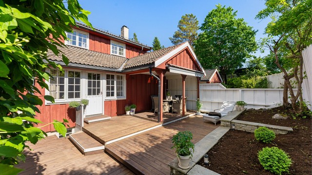 Uteområdet er pent opparbeidet med terrasse i tre og støttemur i naturstein.
