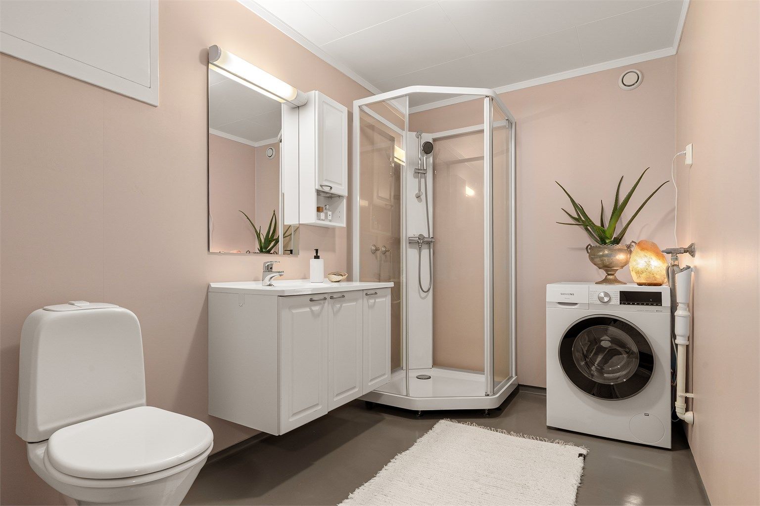 Tett dusjkabinett og plass til vaskemaskin på badet 