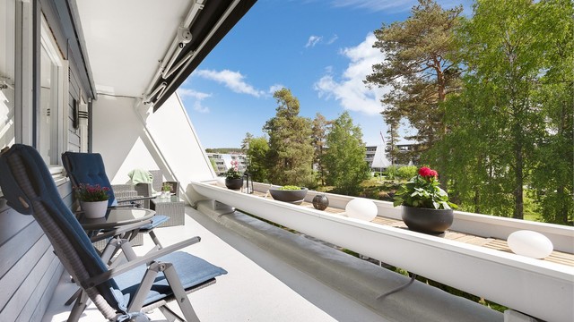 På terrassen er det montert elektrisk markise.