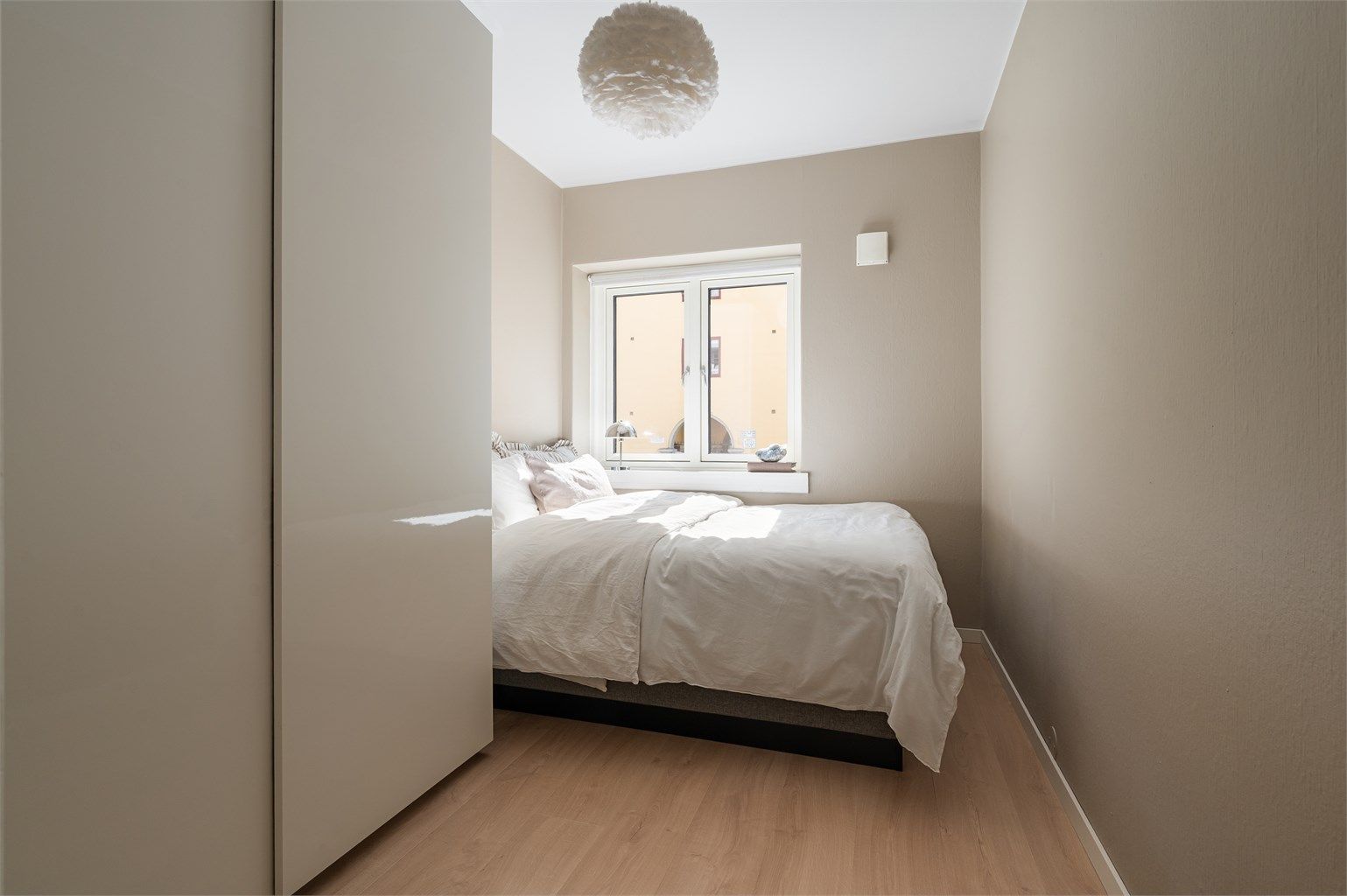 Soverommet har god plass til dobbeltseng og garderobe