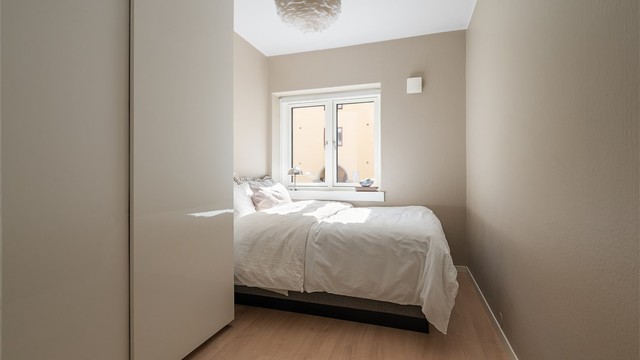 Soverommet har god plass til dobbeltseng og garderobe