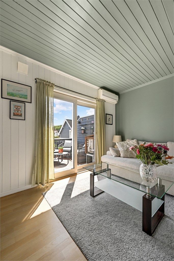 Her er det god plass til sofa og øvrig møblement. 