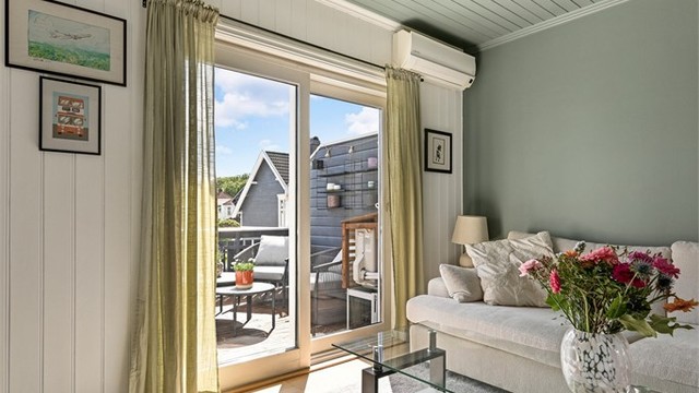 Her er det god plass til sofa og øvrig møblement.