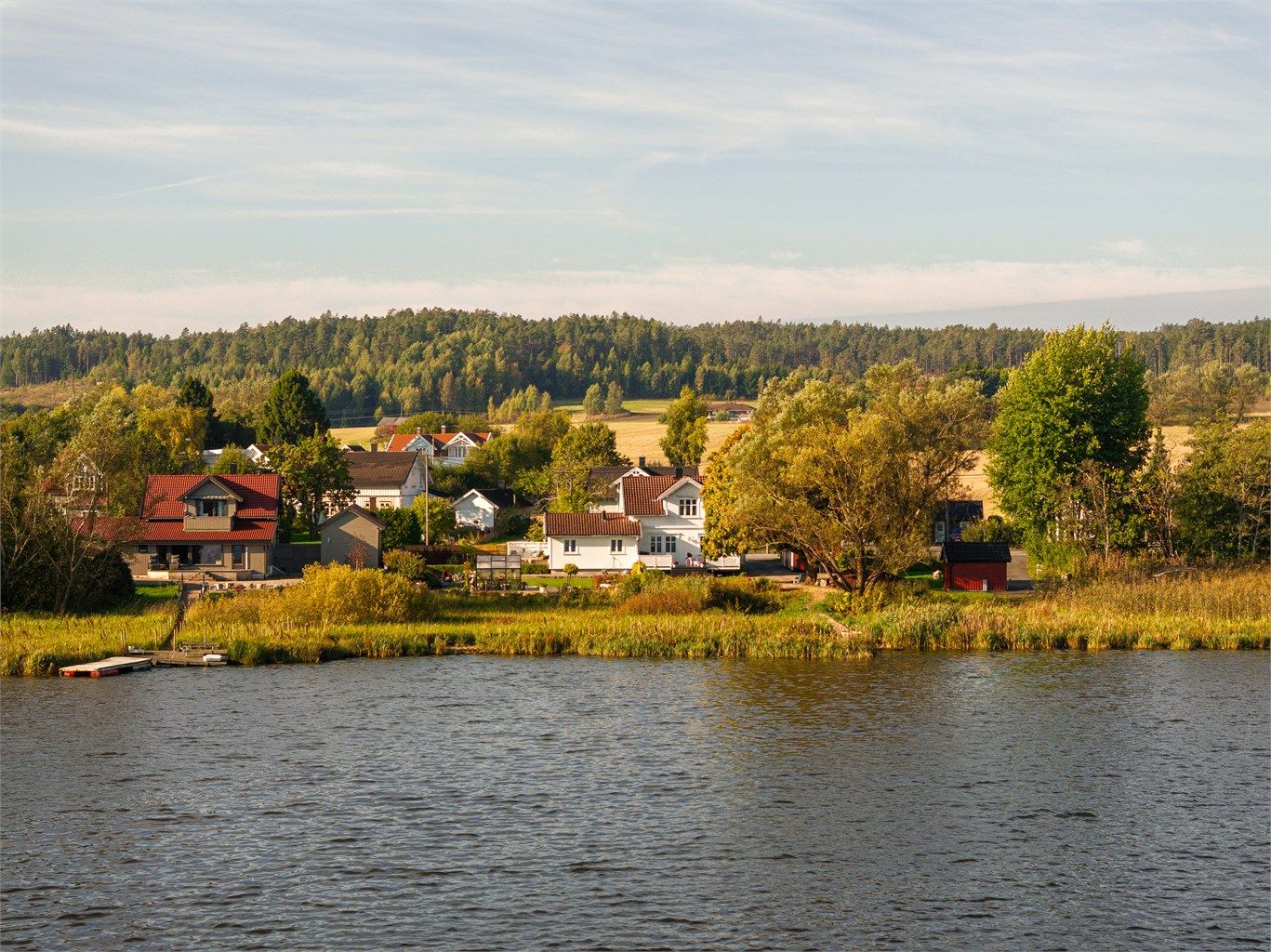 Denne beliggenheten er av de få, med viltvoksende siv inntil tomtegrensen og et rikt fugleliv like utenfor døren.