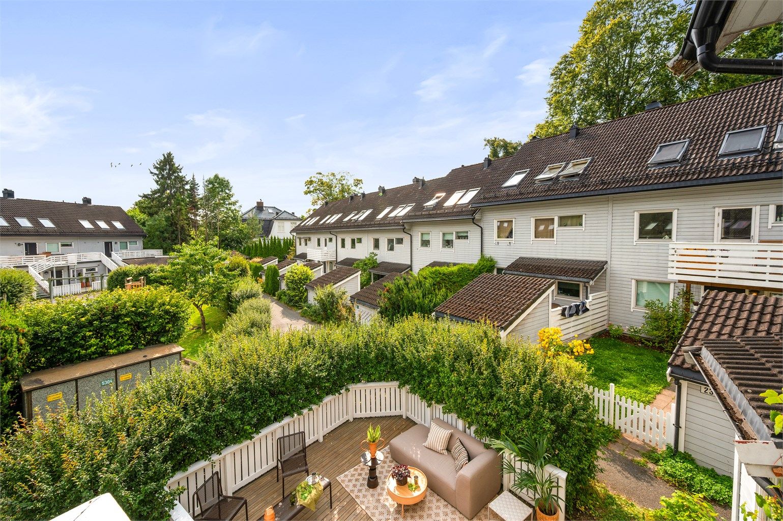 Boligen ligger rolig til i grønne omgivelser, på et bilfritt og hyggelig tun med mange småbarnsfamilier, lekeplass og et inkluderende naboskap.