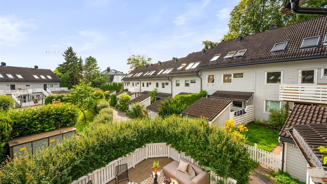 Boligen ligger rolig til i grønne omgivelser, på et bilfritt og hyggelig tun med mange småbarnsfamilier, lekeplass og et inkluderende naboskap.