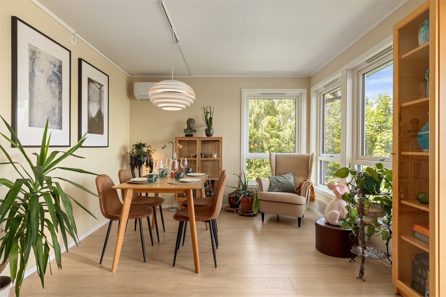 Stuen og spisestuen ligger i en åpen løsning. Her er det god plass til spisebord med mer