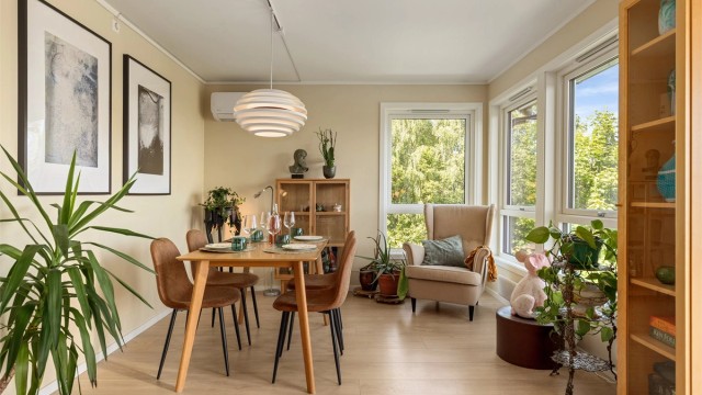 Stuen og spisestuen ligger i en åpen løsning. Her er det god plass til spisebord med mer