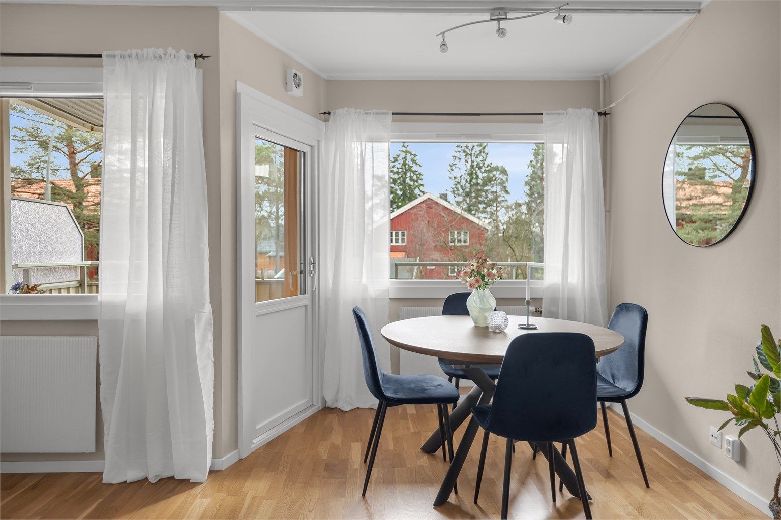 Lys stue med rikelig lysinnslipp via store vindusflater.