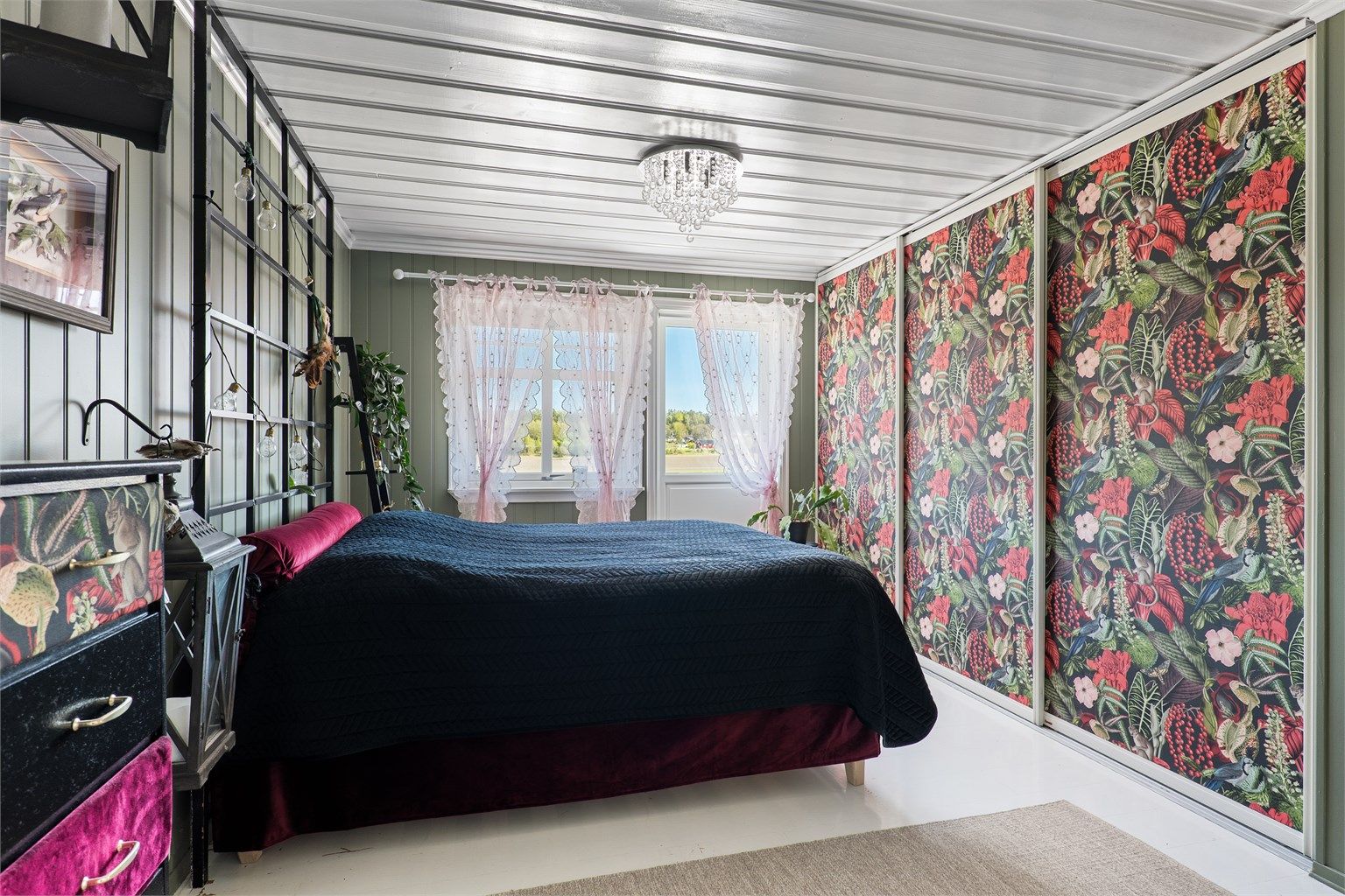 Med både eget bad, stor skyvedørsgarderobe og utgang til altanen er dette soverommet betegnelsen master bedroom verdig.