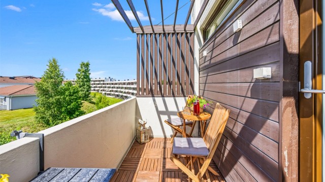 Balkongen er på 4 m² og har rekkverk av mur.