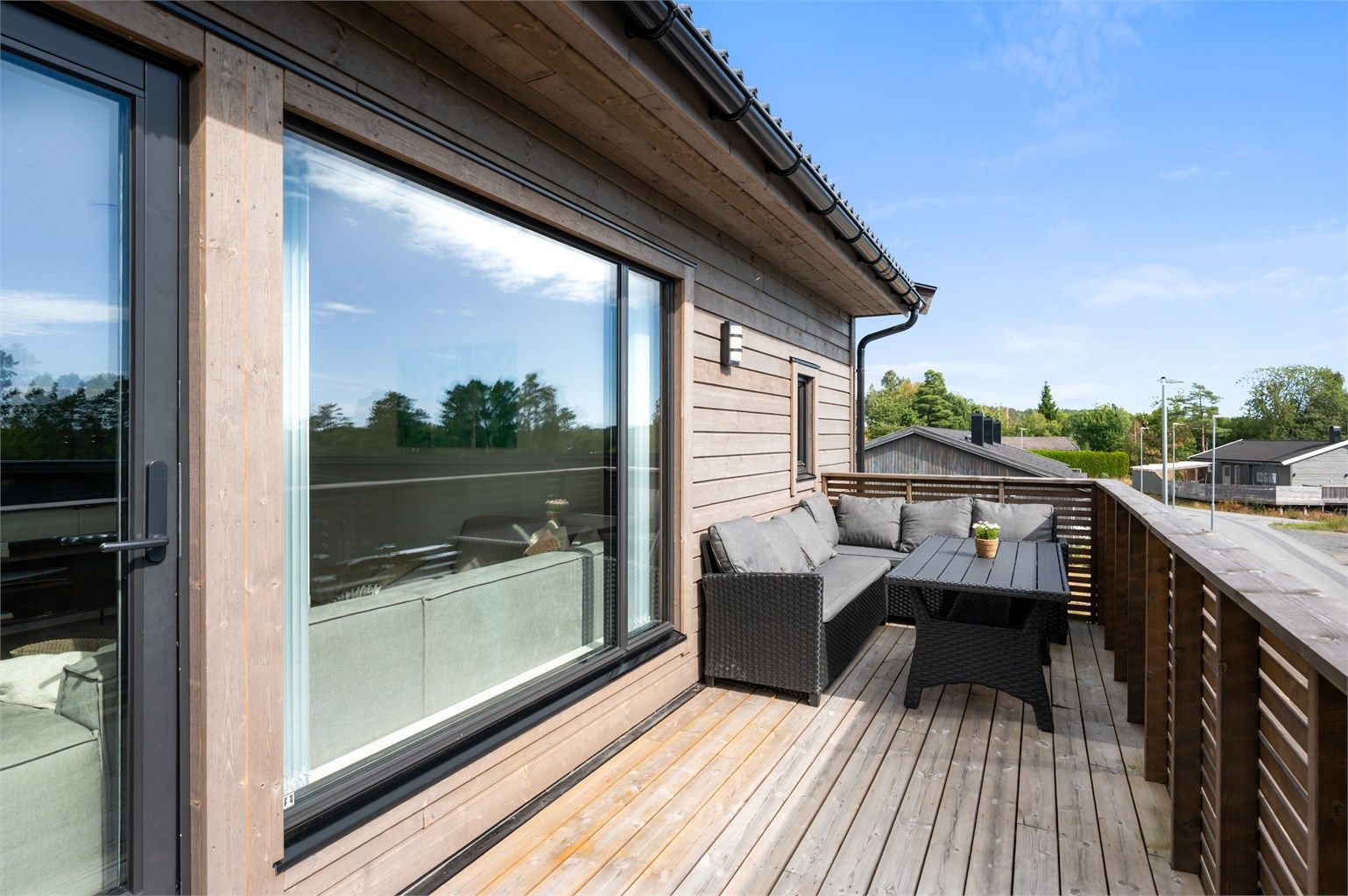 Fra stuen er det direkte utgang til romslige og solrik veranda