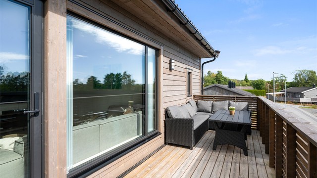 Fra stuen er det direkte utgang til romslige og solrik veranda