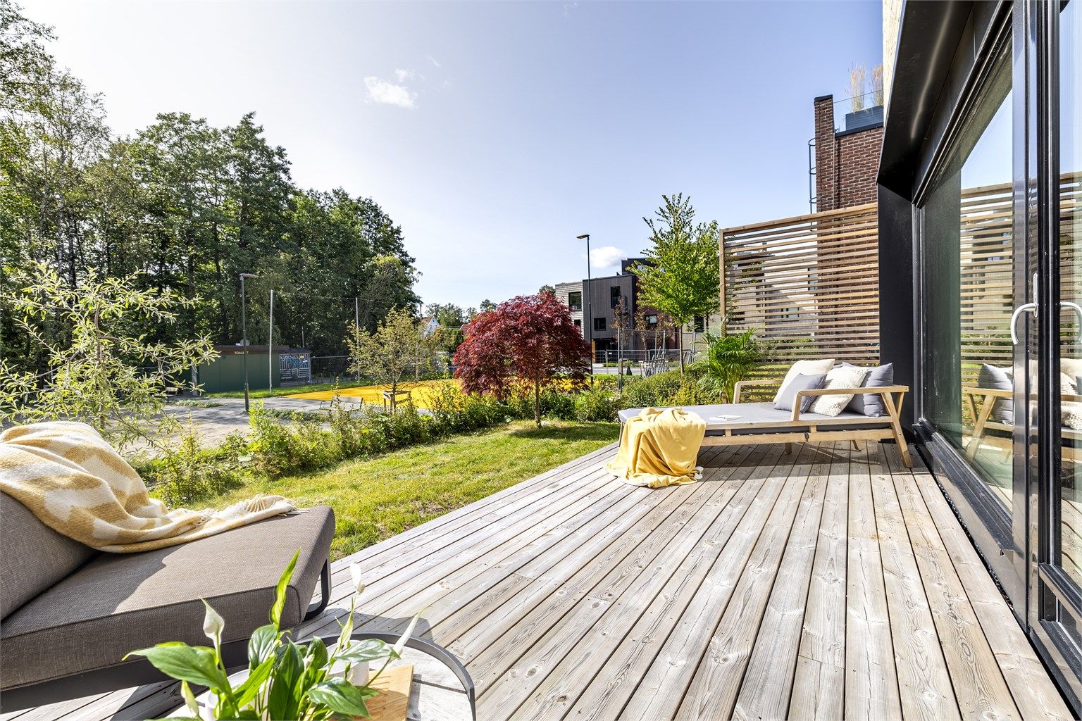 Dette townhuset har en meget fin beliggenhet og er orientert med uteplassen i luftige omgivelser mot Kolbotnvannet