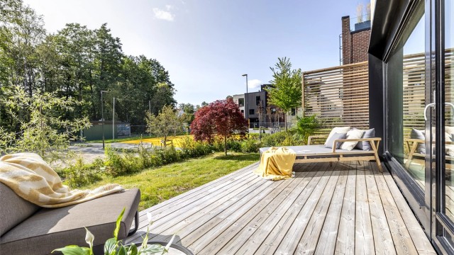 Dette townhuset har en meget fin beliggenhet og er orientert med uteplassen i luftige omgivelser mot Kolbotnvannet