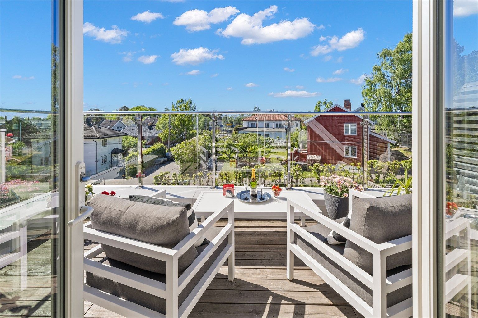 En innholdsrik tomannsbolig fra 2014 med solrike uteplasser, 2 garasjeplasser, egen inngang til kjeller og en fantastisk barnevennlig beliggenhet. 