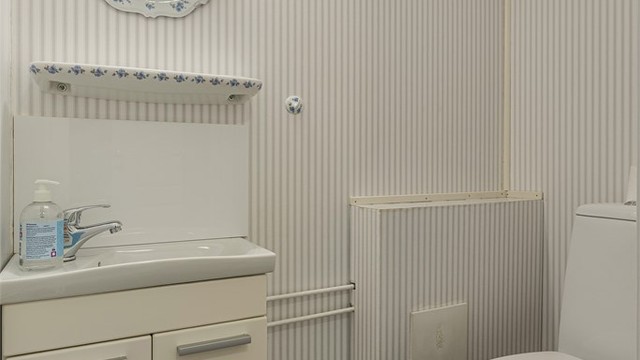 Praktisk, separat toalettrom i underetasjen.