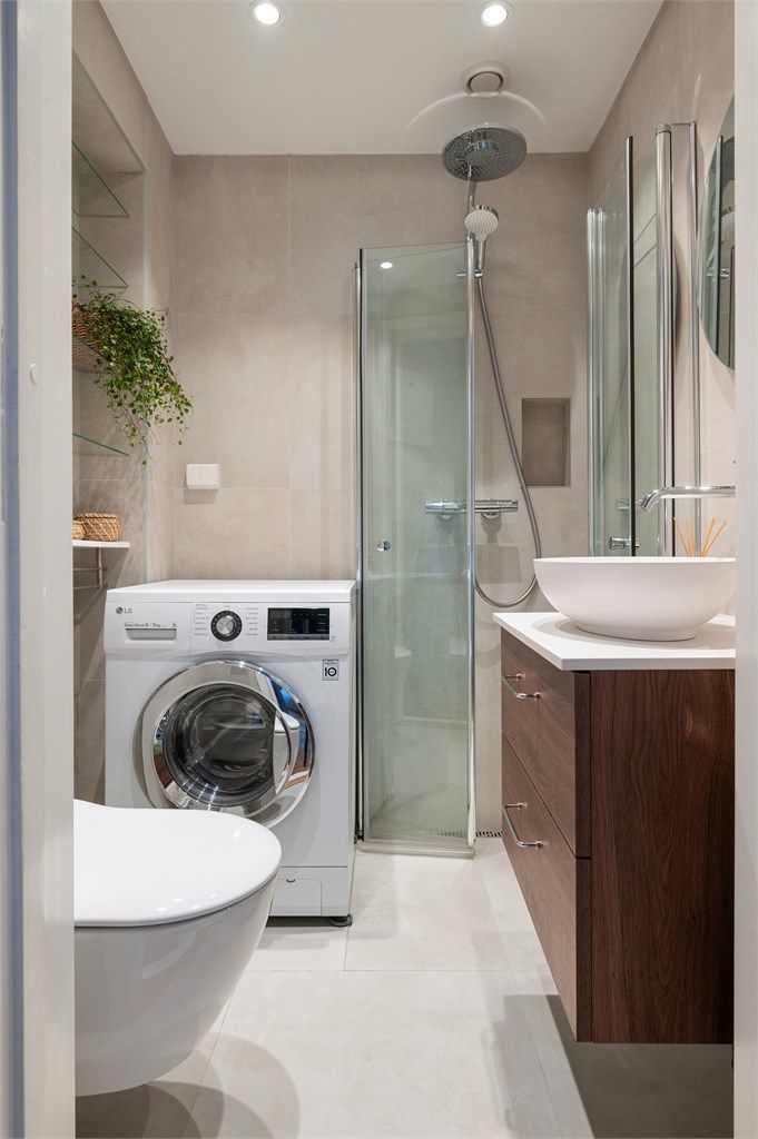 Lekkert og moderne bad som ble oppusset i 2022. Flislagt gulv og vegger, med varmekabler i gulvet, samt opplegg for vaskemaskin.