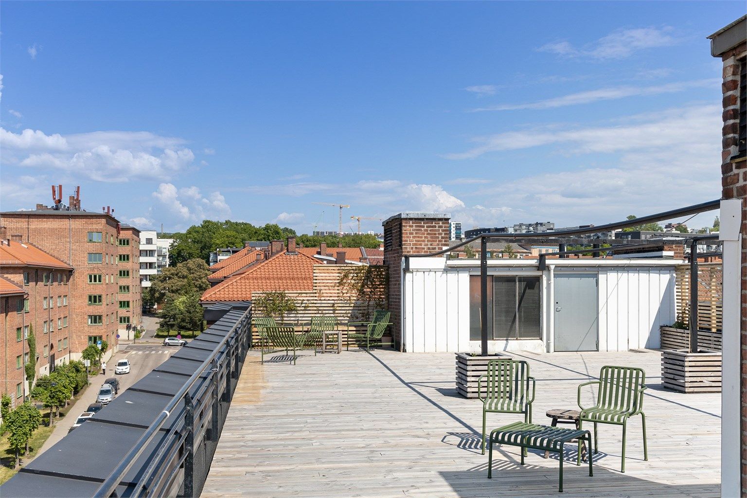 Takterrassen har flere fine soner og plass til alle vennene dine samtidig! Hva med 17.mai her i år?