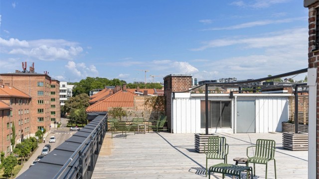 Takterrassen har flere fine soner og plass til alle vennene dine samtidig! Hva med 17.mai her i år?