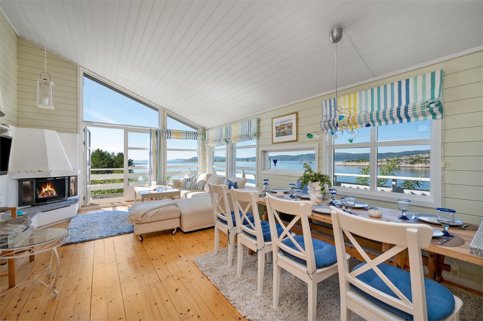 Her har man god plass til å samle familie og venner til hyggelige sammenkomster. 