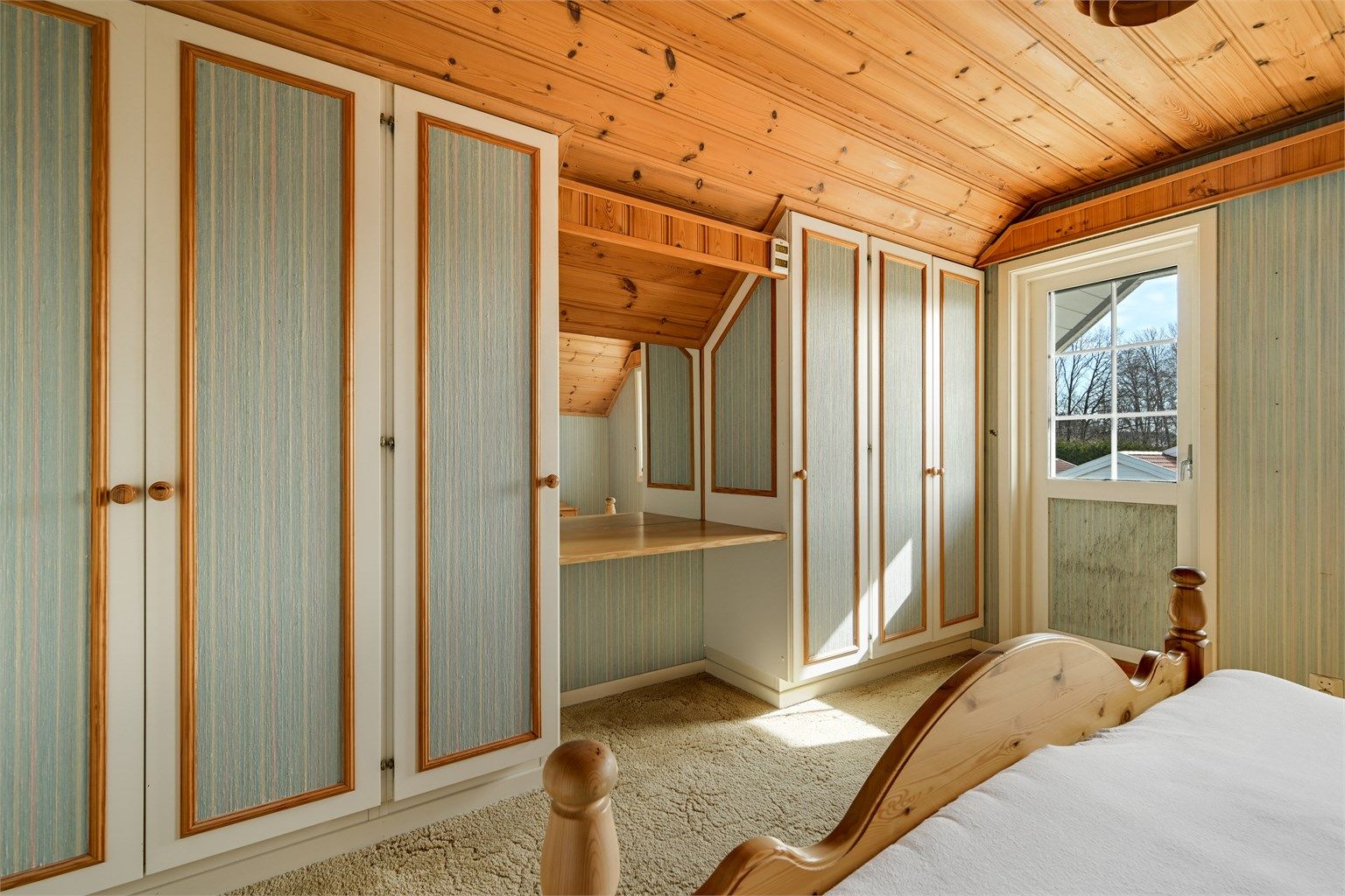 Soverommet er innredet med en praktisk skrivepult integrert i garderobeløsningen.