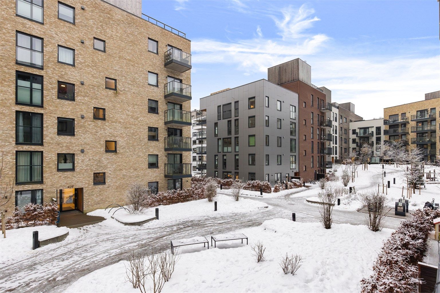 Fra balkongen er det hyggelig utsikt over sameiets pent opparbeidede fellesarealer.