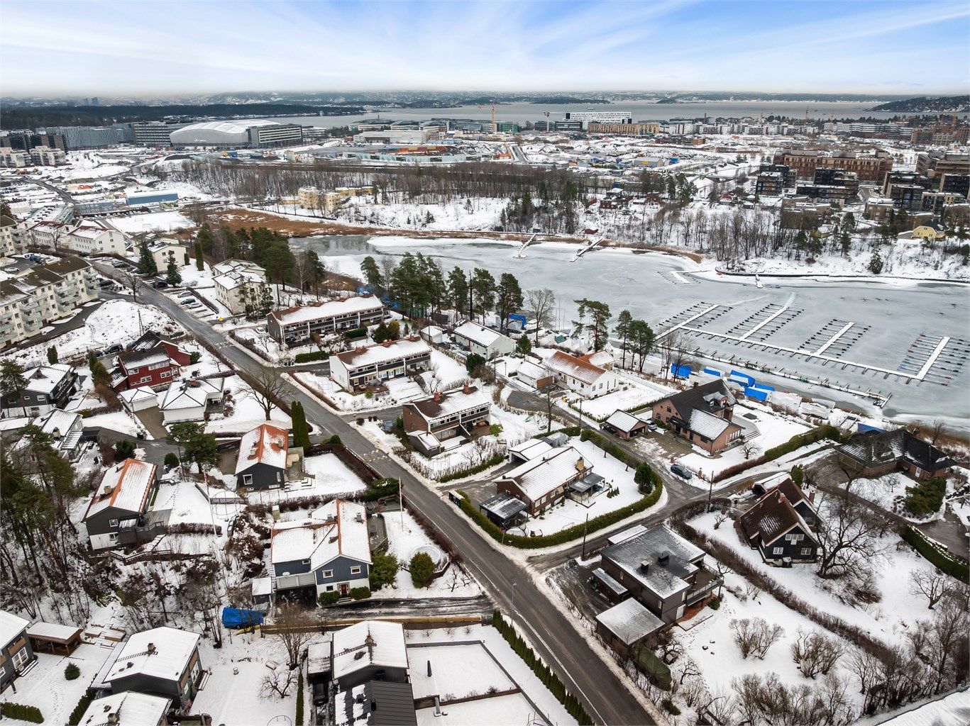 Dette gir en unik mulighet til å kombinere et tilbaketrukket familieliv med maritime gleder som bading og båtliv