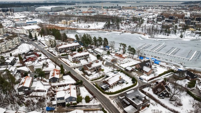 Dette gir en unik mulighet til å kombinere et tilbaketrukket familieliv med maritime gleder som bading og båtliv